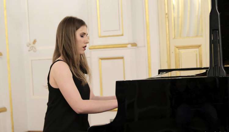 Mlada pianistka Sara Köveš začarala občinstvo v sinagogi.
