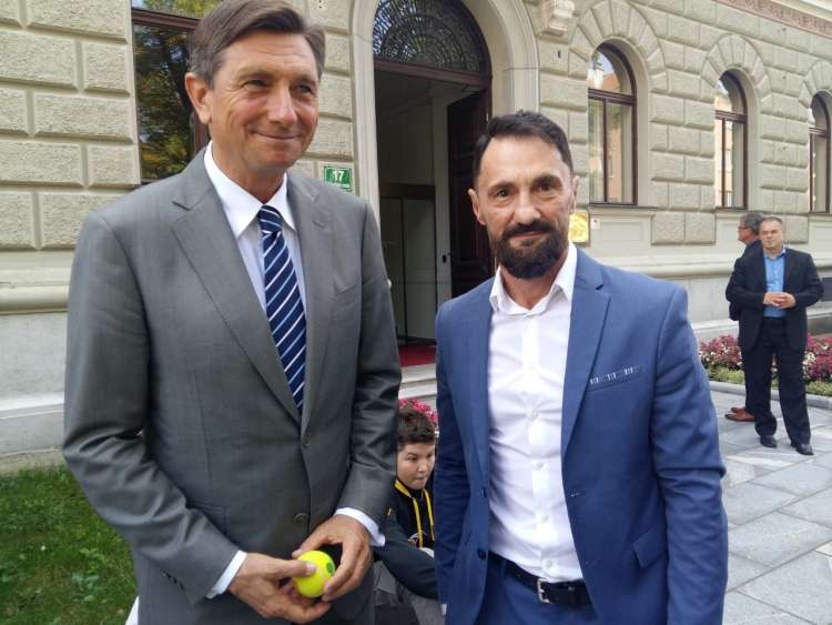 Predsednik RS Borut Pahor in predsednik Slovenske zveze tajskega boksa Iztok Vorkapić.jpg