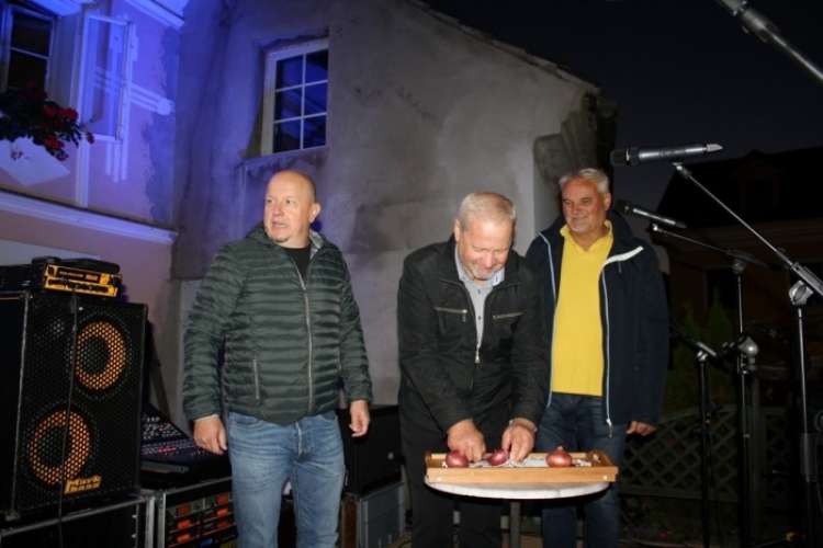 Primož Hribar, Vlado Grahovac in Alojz Kerin so z rezanjem čebul simbolično odprli festival.jpg