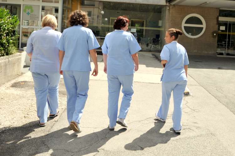 Diplomirane medicinske sestre v referenčnih ambulantah naj obravnavajo starejše, ki se težko znajdejo v komunikaciji na daljavo in jih povabijo na zdravstveno obravnavo.