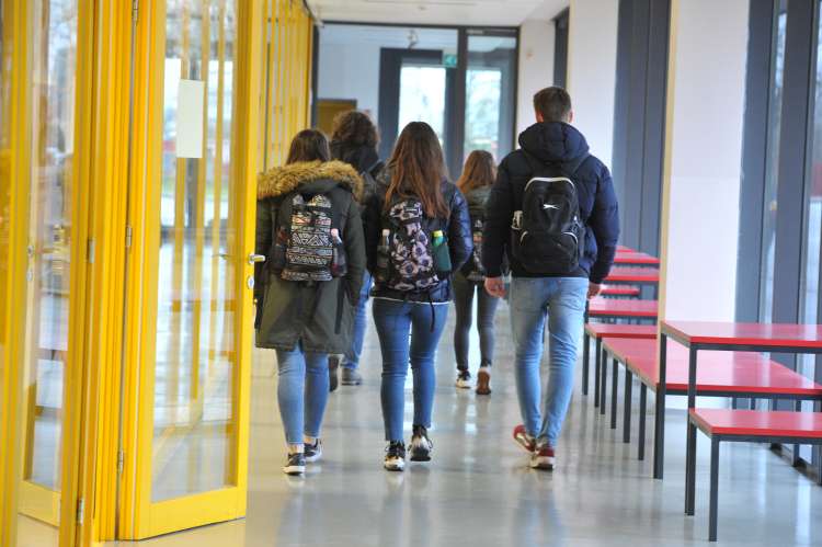 Dijaki srednjih šol in učenci od vključno šestega razreda naprej bodo danes ostali doma.