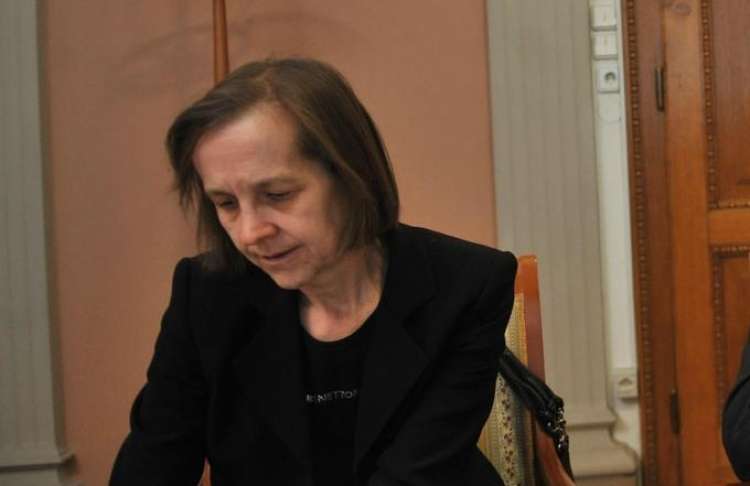 Nina Plavšak je pisala diametralno nasprotna mnenja za T-2 in tudi za DUTB.