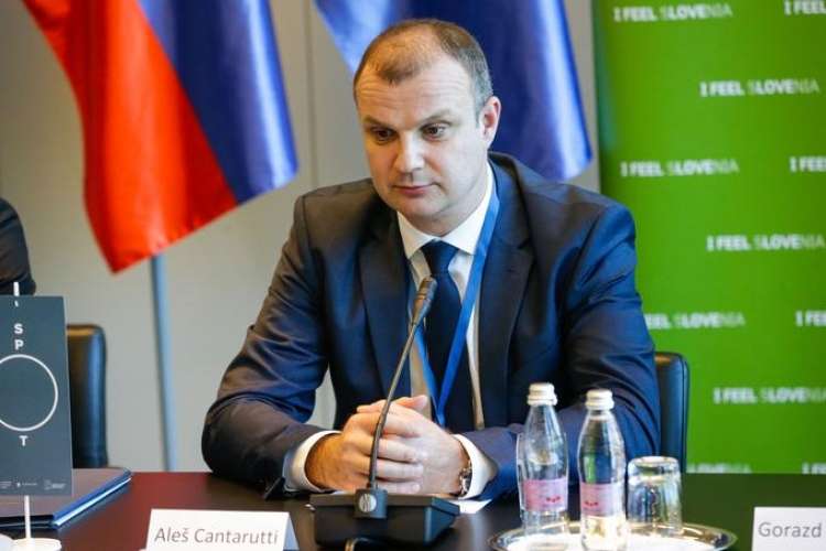 Slovenija očitno ne potrebuje več kitajske zaščitne opreme. Bodo posredniki izpolnili pogodbe in dobavili obljubljeno? Pretekle izkušnje vzbujajo velike dvome. Na fotografiji državni sekretar na ministrstvu za gospodarstvo Aleš Cantarutti.