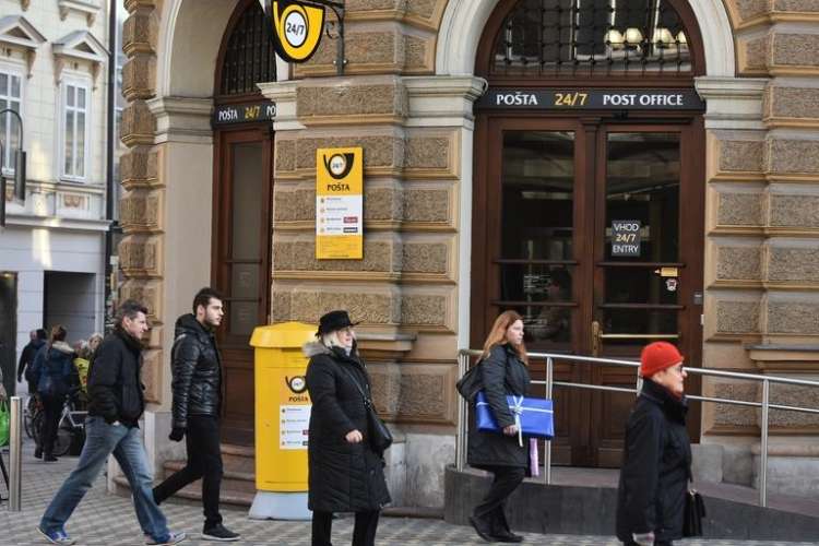 Pošta Slovenije zaposluje okoli 6000 ljudi in je v lanskem letu ustvarila okoli 255 milijonov evrov prihodkov.