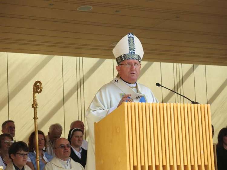 Katoliška cerkev je velika podpornica vlade Janeza Janše, ki ji to naklonjenost vrača na različne načine.