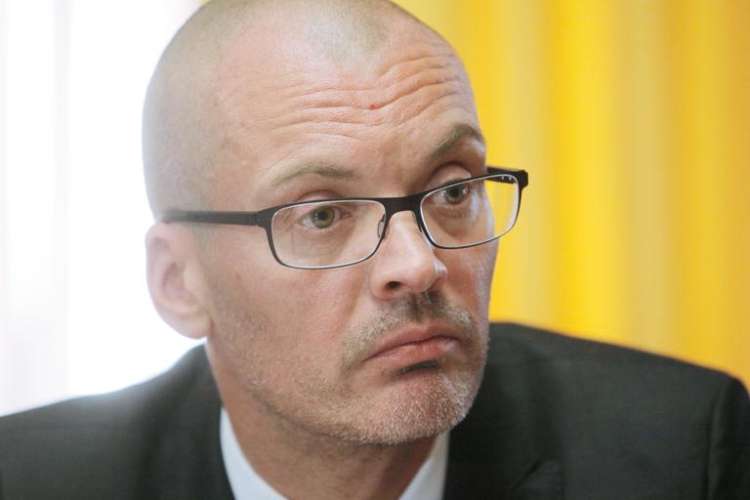 Damjan Žugelj je v času prve Janševe vlade vodil Agencijo za trg vrednostnih papirjev (ATVP). Zdaj je na čelu urada, ki ima dostop do najbolj občutljivih podatkov o nasprotnikih vlade.