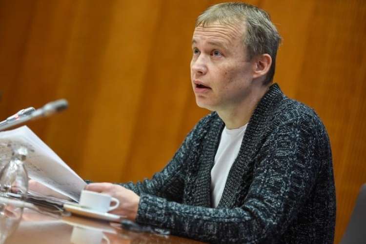 Parlamentarna preiskovalna komisija o TEŠ6 je Mateja Lahovnika označila za enega od najbolj politično odgovornih za 1,41 milijarde evrov vreden nasedli projekt. V istem času se je Lahovnik že začel zbliževati s SDS.