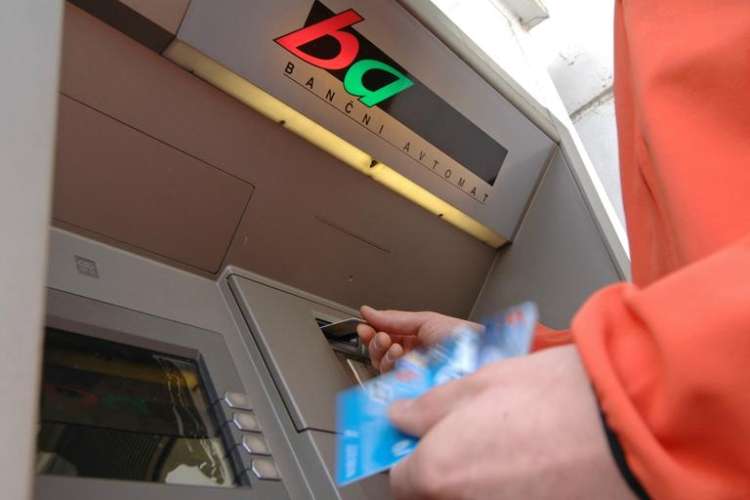 Na slovenskem bančnem trgu prihaja do vse več prevzemov. Nova KBM, ki je že prevzela Abanko, bi lahko že v kratkem dobila istega lastnika kot SKB, s čimer bi nastala največja bančna skupina v državi. Celo večja od NLB. Zaradi manjše konkurence morajo biti regulatorji pozorni na morebitno usklajeno zviševanje stroškov bančnih storitev.