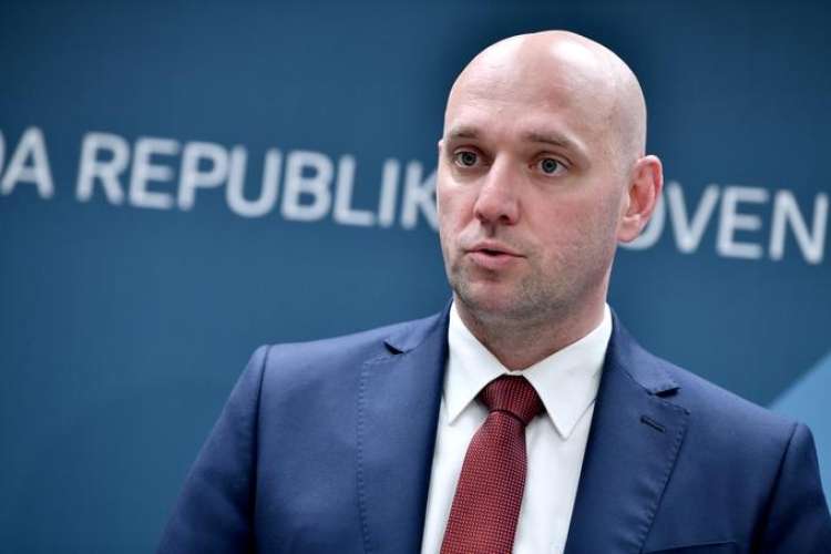 Gostinec lahko kljub koronskim omejitvam sklene pogodbo s podjetjem ter izvaja storitve ponujanja hrane in pijače, je po štirih mesecih javnost podučil državni sekretar na gospodarskem ministrstvu Simon Zajc.