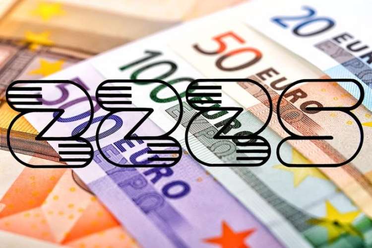 Odhodki ZZZS so znašali 3,34 milijarde evrov in so bili v primerjavi z letom prej višji za 289,7 milijona evrov oziroma 9,5 odstotka. Najbolj so porasli odhodki za nadomestila plače zaradi začasne zadržanosti od dela, in sicer za 16,4 odstotka.