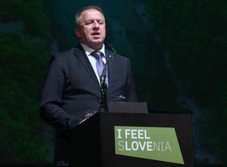 Zdravko Počivalšek je predstavnikom univerz svetoval, naj razmislijo, kako bodo rešili pomanjkanje zidarjev, voznikov težkih tovornjakov, prodajalcev, delavcev v predelovalnih dejavnostih in v gostinstvu.
