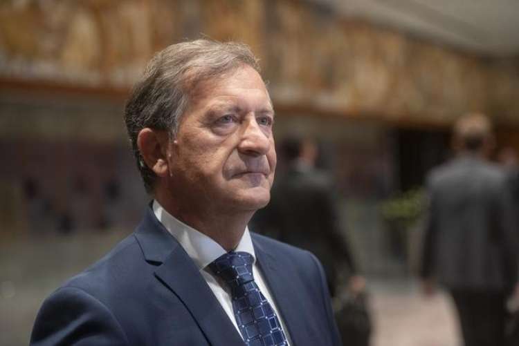 Pohod Karla Erjavca na položaj predsednika vlade se je začasno zaustavil.