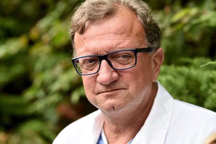 Marko Bitenc, član svetovalne skupine za covid-19, je vpliv in dobre veze pri aktualni vladi uspel unovčiti tudi v poslu. Njegov zavod je že od samega začetka daleč največji zasebni izvajalec množičnega testiranja pri nas.
