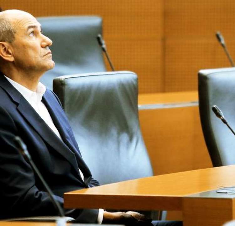 Prvi mož SMC razmere očitno izkorišča le za lastne politične cilje v Janševi vladi.