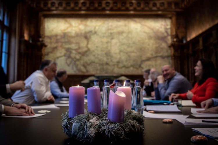 Sestanek vodstva madžarske vladajoče stranke Fidesz pod zemljevidom velike Madžarske.