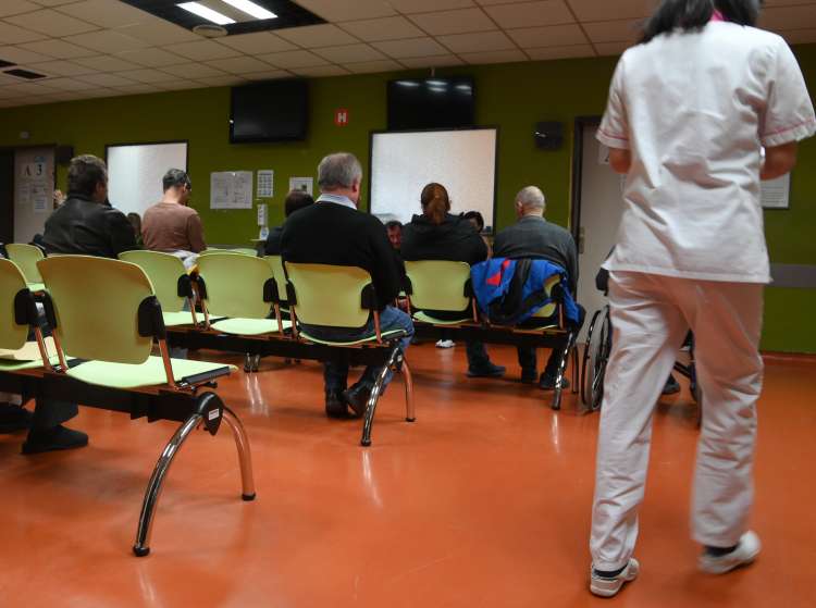 Po eni strani so pri Voršiču v UKC Maribor čakalne dobe za operacije na hrbtenici ene od najdaljših v državi. Po drugi je tudi v času epidemije delal za druge zasebne zdravstvene ustanove.