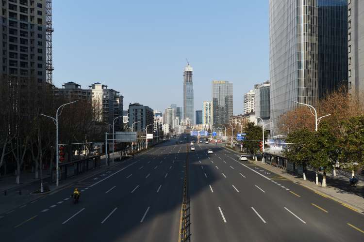 Prazne ulice 11-milijonske metropole Wuhan, kjer je izbruhnil koronavirus.