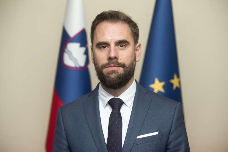 Peter Šuhel, vodja Janševega kabineta, je ministrstvom poslal dopis z navodili o odgovarjanju na poslanska vprašanja.