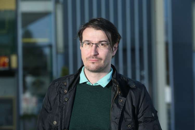 "Pri nas smo okužene zaposlene brez simptomov poslali v karanteno," pravi dr. Igor Muževič.