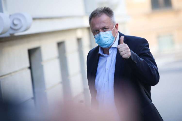 Podjetje Acron je dobilo zeleno luč Zdravka Počivalška, dva druga dobavitelja nista.