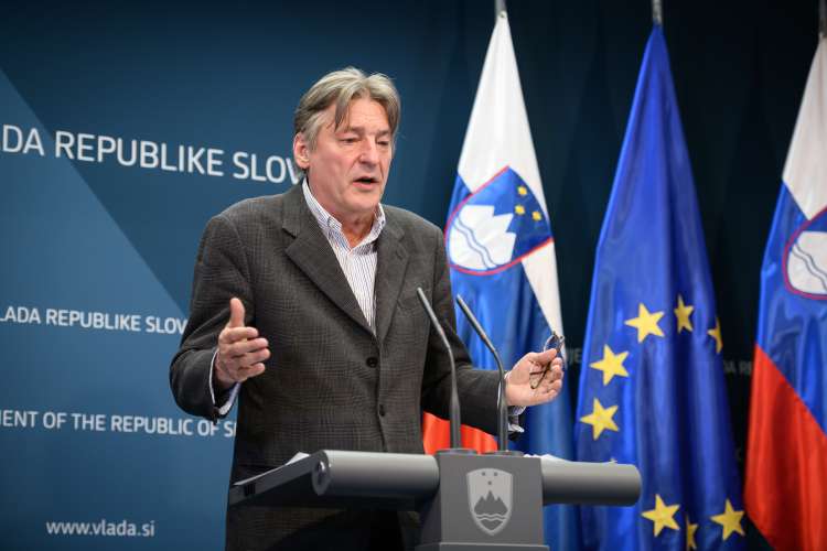 Na ministrstvu za kulturo, ki ga vodi Vasko Simoniti, so zanikali, da bi zaposlili Radonjića.
