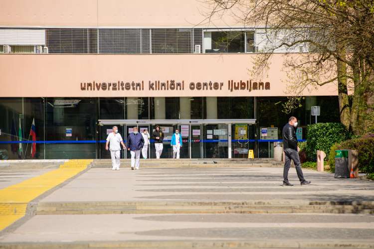 Konec junija je Poklukar dobil še pogodbo z UKC Ljubljana, kjer je delal pred prevzemom ministrske funkcije.