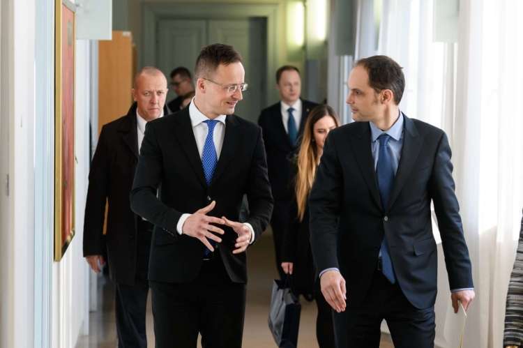 Madžarski zunanji minister Peter Szijjarto je bil v tistem času v rednih stikih s člani Janševe vlade.