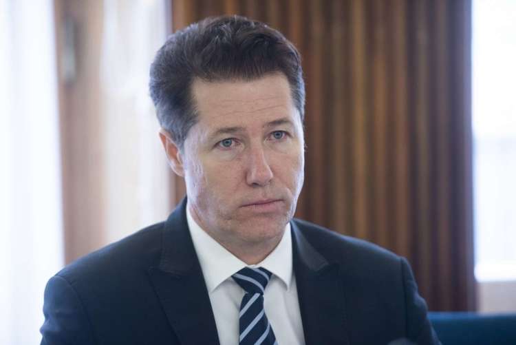 Franc Breznik se je po tem, ko so ga zasačili pijanega za volanom službenega avtomobila, s položaja državnega sekretarja vrnil med poslance SDS.