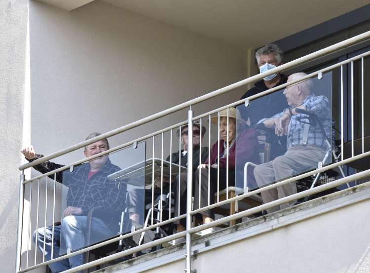 Od 18.000 stanovalcev domov za starejše jih je v drugem valu za covid-19 zbolelo okoli 11.000. Virus je vdrl v 90 odstotkov vseh domov. Več kot polovica vseh smrtnih primerov zaradi covida je bila v domovih za starejše.