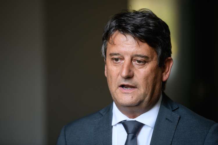 Spodletela sta že dva od treh razpisov za obnovo zalog zaščitne opreme, ki ju je objavil začasni direktor blagovnih rezerv Tomi Rumpf.