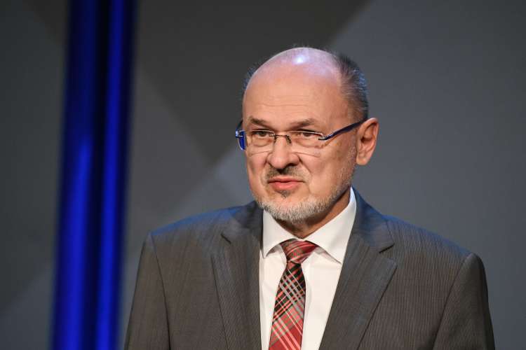 Vlada in njen govorec Jelko Kacin sta se pri pojasnjevanju posameznih ukrepov sklicevala na mnenja strokovne skupine.
