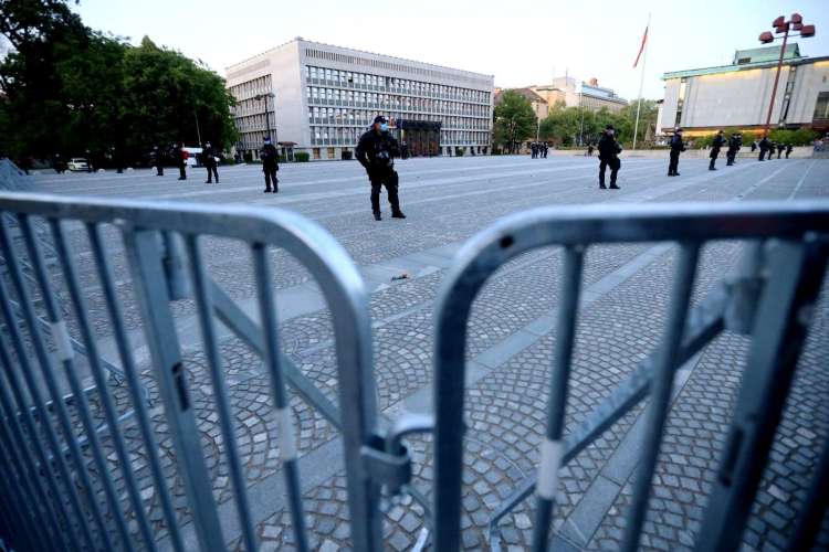 Zaradi prepovedi javnega zbiranja udeleženci protivladnih protestov tvegajo visoke globe.