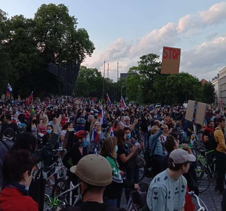 Četrti petkov protivladni protest na kolesih