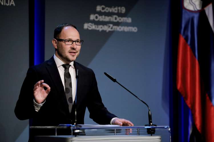 Sprememba zakonodaje je zanetila vojno med taksisti in ministrstvom za infrastrukturo. Taksisti opozarjajo, da gre za nepošteno konkurenco, minister Jernej Vrtovec jim očita, da hočejo ohraniti monopol.