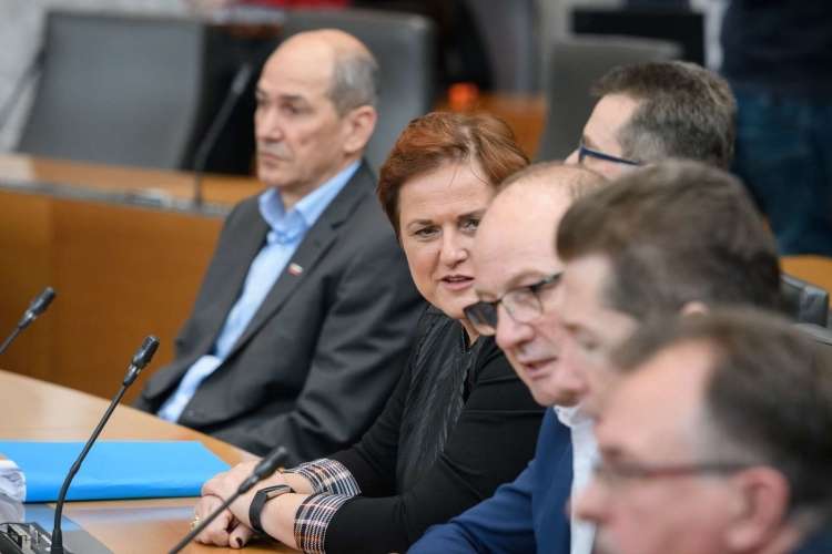 Jelka Godec je o nakupu ventilatorjev obveščala predsednika vlade.