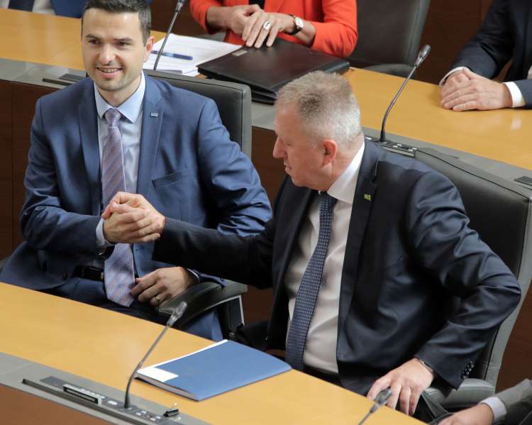 Kljub številnim primerom zlorabe javnih sredstev in korupcije je Janševa vlada zdržala do konca.