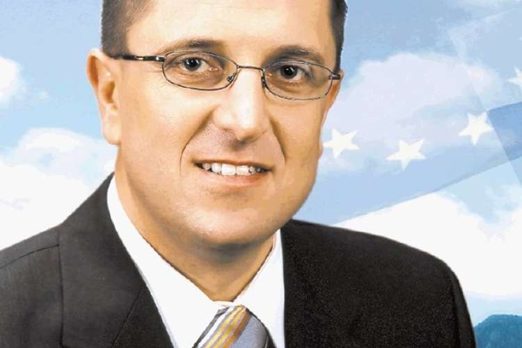 Robert Rožič je eden ključnih predstavnikov SDS v državnem gospodarstvu. Poleg tega, da je vršilec dolžnosti glavnega izvršnega direktorja v DUTB, je tudi predsednik nadzornega sveta družbe 2TDK in namestnik predsednika nadzornega sveta Darsa.