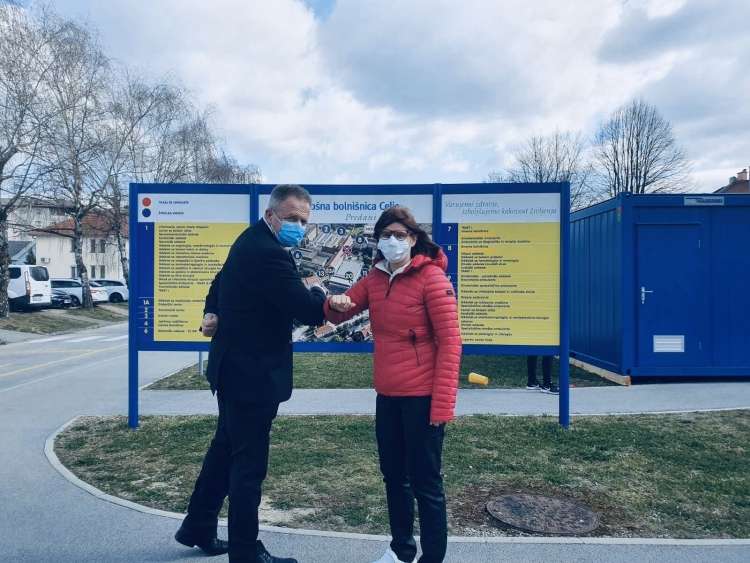 Kriminalisti preverjajo sume, da je bila donedavna direktorica celjske bolnišnice Margareta Guček Zakošek, sicer članica SMC, vezni člen v operativnih dogovorih med Geneplanetom in ministrom Zdravkom Počivalškom.