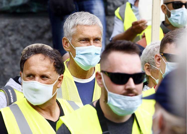 protest rumeni jopici presernov trg bobo2
