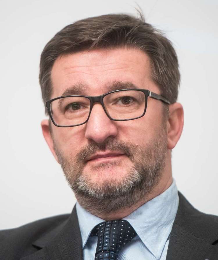 "Kakšni bodo kriteriji za 'neokužene' policiste, ki naj bi pregledovali primere? Bodo morali biti simpatizerji SDS?" se sprašuje dr. Branko Lobnikar.