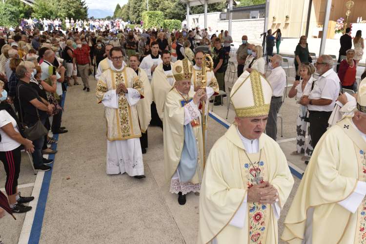 Čeprav ima slovenska cerkev ogromno premoženja v denarju in nepremičninah, od države dobiva številne druge ugodnosti.