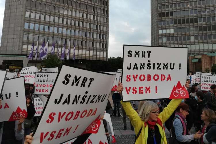 Razvijanje in nošenje transparentov s parolo "SMRT JANŠIZMU" ni kaznivo dejanje grožnje, je ugotovilo tožilstvo.