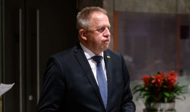 Če bi se Zdravko Počivalšek z ministrskega položaja preselil v državni zbor, bi koaliciji zagotovil 46. glas.