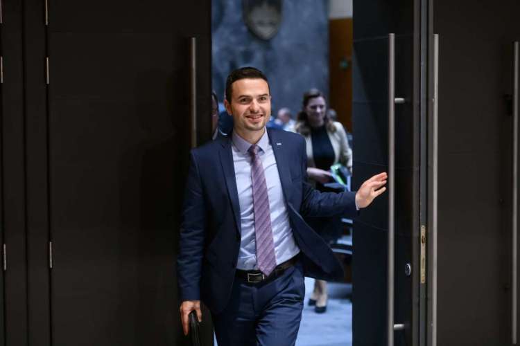 NPU je zaradi domnevnih nepravilnosti pri vodenju Knovsa ovadil ministra Mateja Tonina in državnega sekretarja Žana Mahniča.