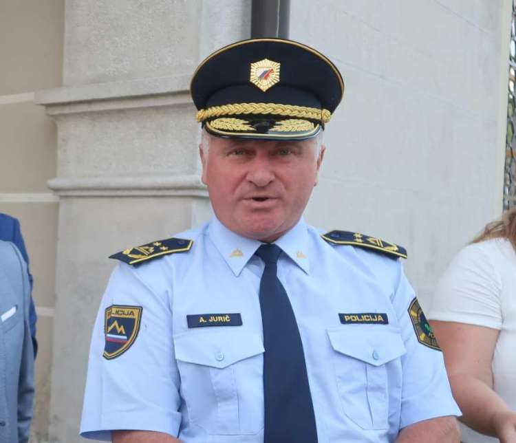 Začasni direktor policije Andrej Jurič (desno) in Franc Kangler, državni sekretar na ministrstvu za notranje zadeve. Njegov osebni prijatelj Vlado Maksimovič je novi vodja delovne skupine za migracije.