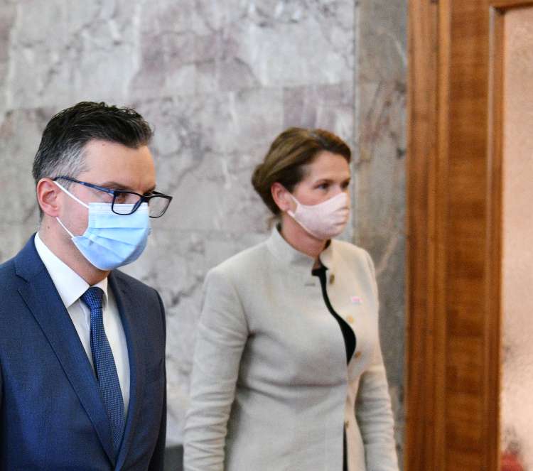 Opozicija mora zdaj za uspeh nezaupnice najti pravi trenutek, ko bodo vsi poslanci zdravi.