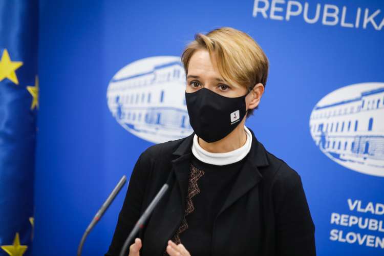 Nekdanja državna sekretarka Tina Bregant je od ljudi zahtevala, naj nosijo maske na samotnih sprehodih v naravi.
