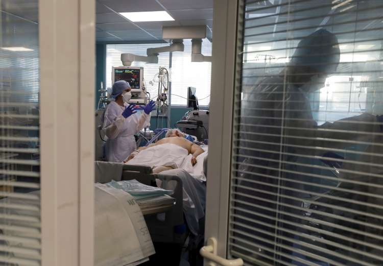 Število hospitaliziranih je včeraj doseglo rekordno število 979.