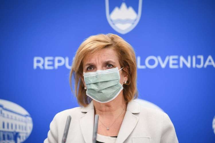 Sredi junija je Bojana Beović opozorila, da so razmere v Sloveniji kritične zaradi vnosa virusa iz tujine.