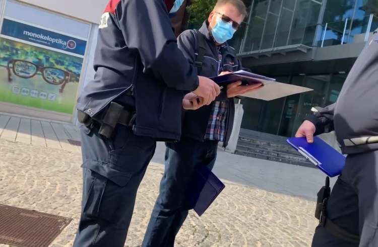 Kranjčana je konec oktobra v središču Kranja zdravstveni inšpektor oglobil, ker je na javni površini pojedel rogljiček, pri tem pa seveda ni nosil maske.